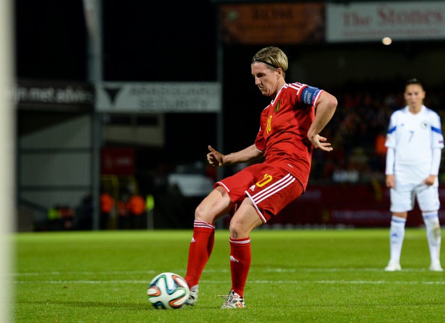Aline Zeler legt aan vanop de stip voor haar 25ste doelpunt voor de Belgian Red Flames! Foto - David Catry