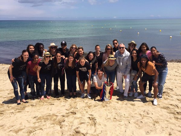 Voorzitter Jean-Michel Aulas op het strand van Saint-Tropez omringd door zijn succesvol vrouwenvoetbalteam! Foto - (c) CAABOL