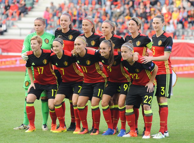 De Belgian Red Flames voor de aftrap in Leuven tegen Engeland! Foto - Sportpix.be / Dirk Vuylsteke