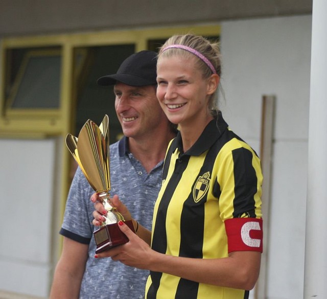 Justine Vanhaevermaet met Luc Nilis Cup 2015 - Photo Paul Dijkmans