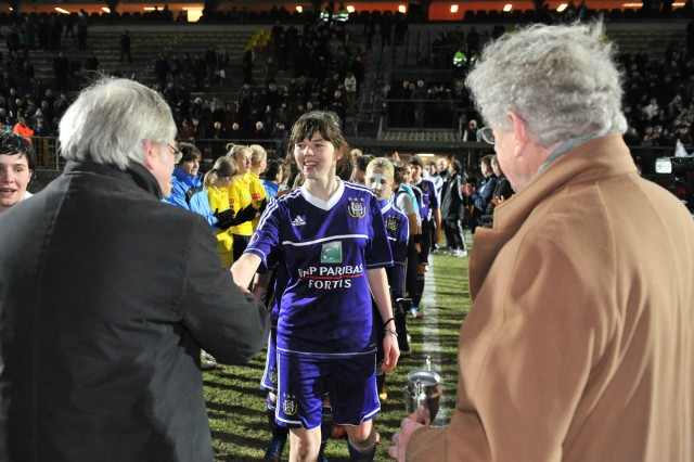 Julie Van Gysel krijgt felicitaties van François De Keersmaecker (links) en Marc Lesenfants (rechts) na het winnen van de Belgsiche beker 2013 tegen WB Sinaai Girls. Foto - David Catry