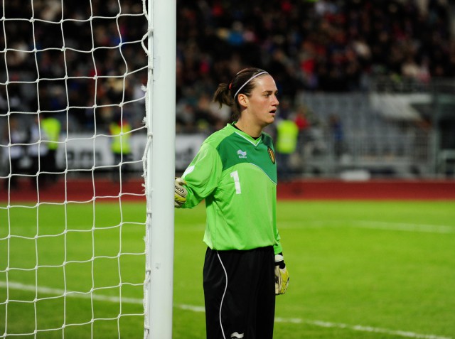 Sabrina Broos in het doel bij de Belgian Red Flames tijdens het scoreloze gelijkspel in op 21 september 2011 in Reykjavik tegen Ijsland. Foto - David Catry