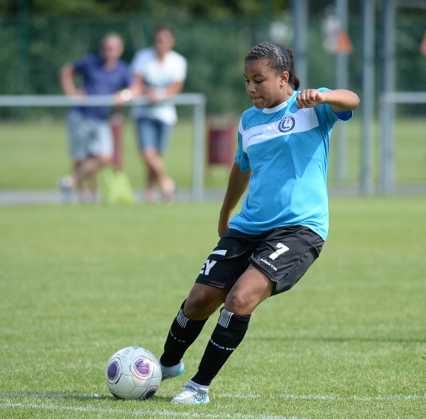 Mariam Abdulai Toloba schaaft hier tijdens de opwarming met KAA Gent Ladies haar traptechniek nog verder bij. PHOTO DAVID CATRY