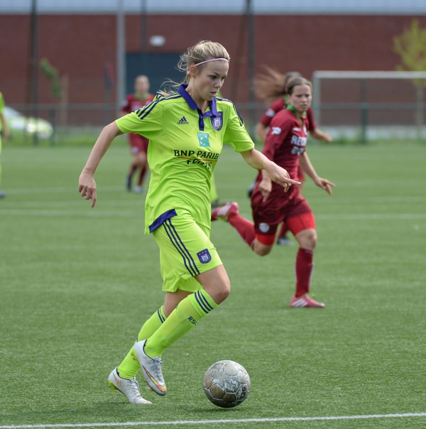 Nadine Hanssen, hier aan de bal voor RSC Anderlecht, tijdens de voorbereiding, studeerde af en debuteerde in de nieuwe Super League - PHOTO DAVID CATRY