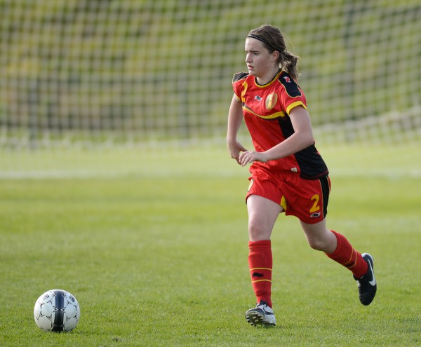 Davinia Vanmechelen, hier aan de bal voor de Belgian Red Flames U16 in Tubeke, zorgde meteen voor vier goals op de openingsdag in eerste klasse - FOTO - Dirk Vuylsteke