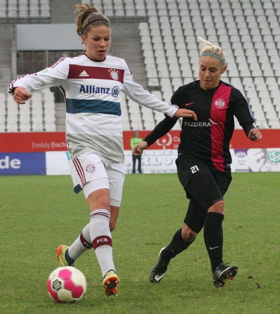 Melanie Leupolz, hier aan het werk tegen SGS Essen, lukte een doelpunt voor landskampioen Bayern München. Foto - Paul Dijkmans