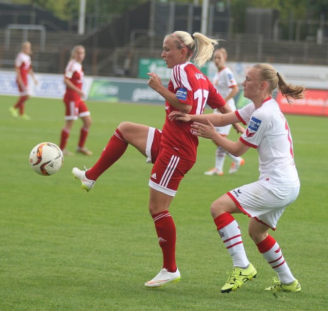 Mandy Islacker, hier aan de bal, lukte in Berlijn het winnende doelpunt in de finale van de UWCL. Ze was ook tegen 1.FC Köln succesvol! Foto - Paul Dijkmans