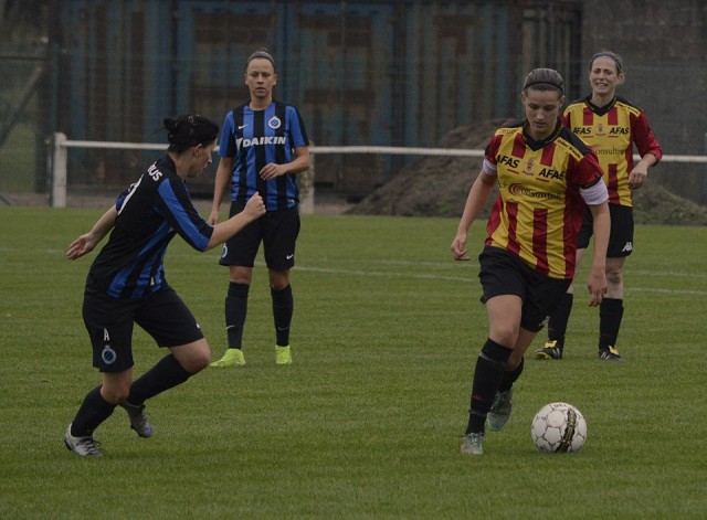 Laura Baetens aan de bal voor YR KV Mechelen met Lies Van Hamme (helemaal links) in de buurt. Kay Cuvelier (Club Brugge) die zowel in de wedstrijd als in de strafschoppenepiloog scoorde volgt aandachtig. Foto - Philip Kennes