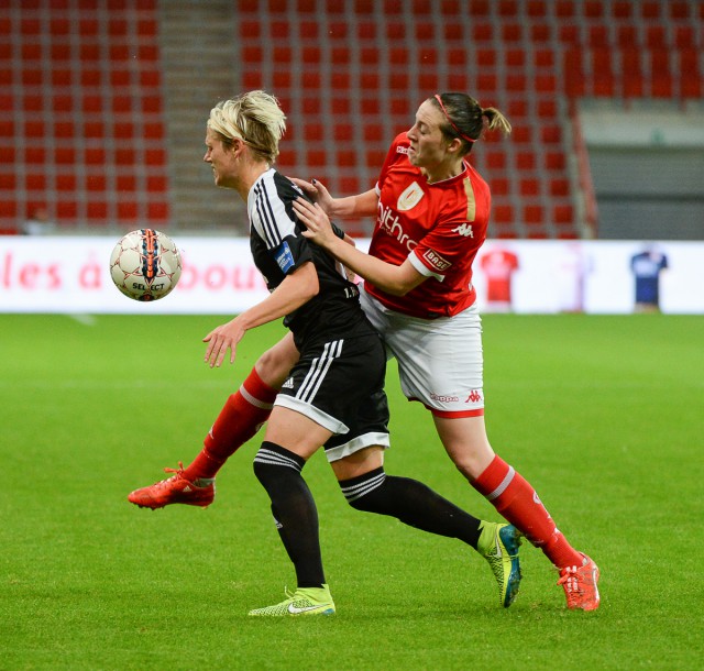 Britt Vanhamel (Standard) in strijd om de bal met de Canadese Sophie Schmidt (1.FFC Frankfurt). Foto - Dirk Vuylsteke