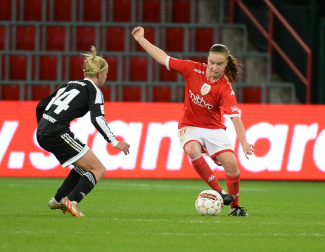 Youngster Davinia Vanmechelen (Standard) probeert Jackie Groenen (1.FFC Frankfurt) uit te kappen. Foto - Dirk Vuylsteke