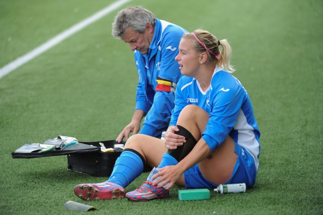 Jacqueline Van Velthoven, die hier nog even verzorgd wordt, lukte het winnende doelpunt voor Moldavo op Standard B. Foto - Dirk Vuylsteke