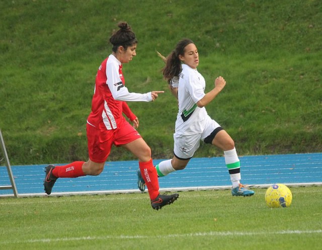 Anais Bey-Temsamani, hier in een duel op Woluwe met Tesslime Karahisarli, lukte het tweede doelpunt voor OH Leuven B. Foto - MamPict