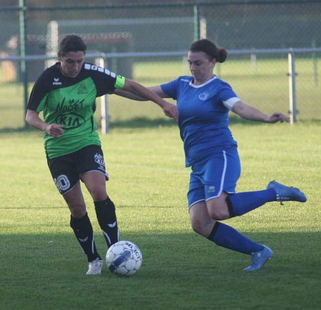 Femke Houben (rechts) gaat in de tackle tegen de technisch vaardige Marie Meunier (Sibret). Foto - Paul Dijkmans