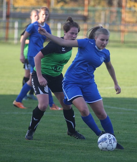 Debora Lenaerts (Ladies Genk) probeert Colleen Delperdange (Sibret) uit te spelen. Foto - Paul Dijkmans