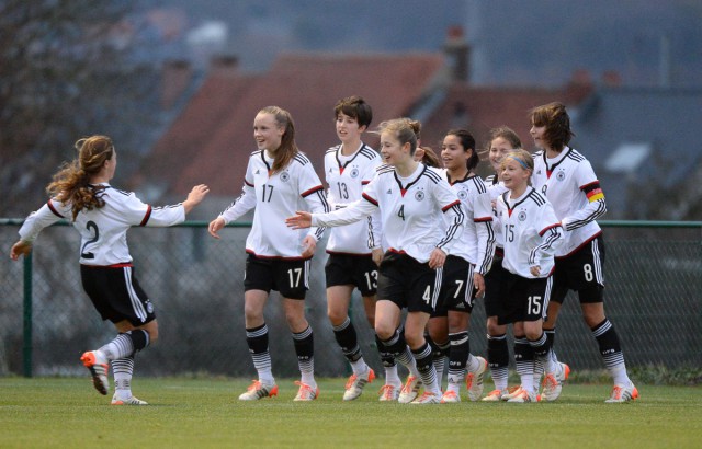 De Duitse vreugde na de succesvolle strafschop van Ivana Fuso in de toegevoegde tijd! Foto - Dirk Vuylsteke