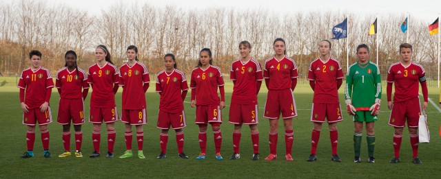 De Belgian Red Flames U16 tijdens het Belgische volkslied voor het oefenduel tegen Duitsland U15! Foto - Dirk Vuylsteke