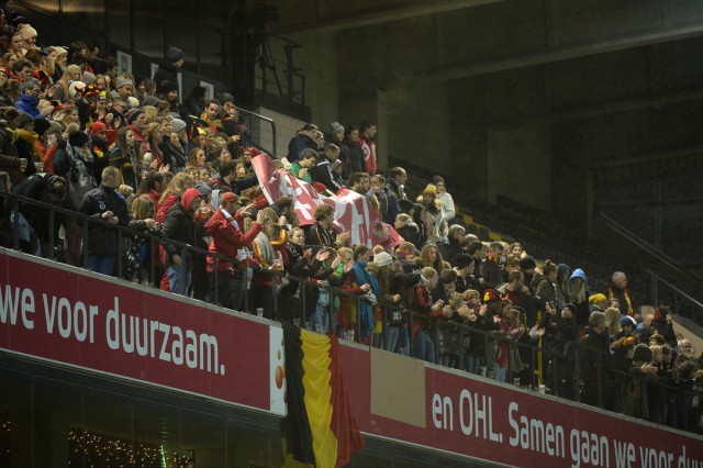 Er waren zowel fans van BelgIë als Servië aanwezig bij dit duel en ook op de hoofdtribune bovenaan! Foto - Dirk Vuylsteke
