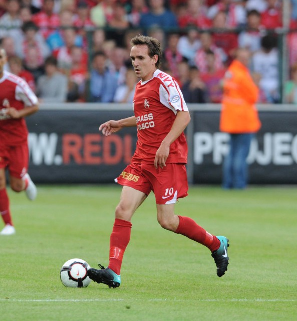 Sven Kums aan de bal voor KV Kotrijk waar hij eerder speelde met Hein Vanhaezebrouck als trainer. Foto - David Catry