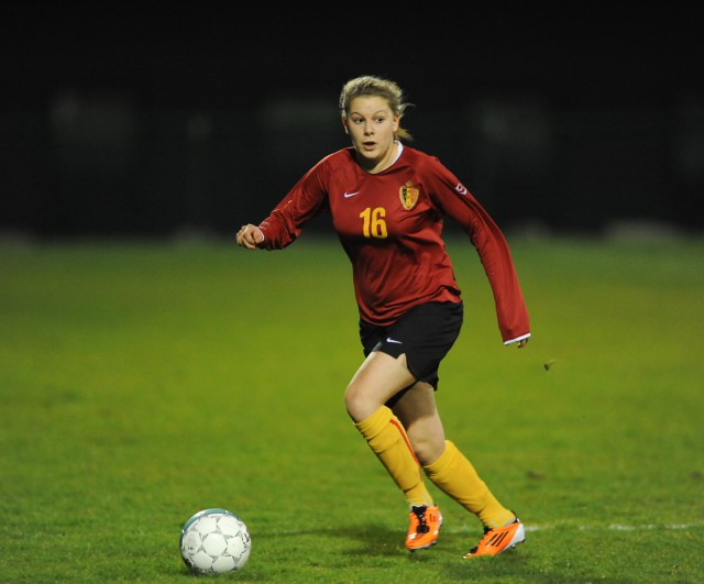 Tine Schryvers aan de bal voor de Belgische U19 in een oefenduel tegen Wales. Foto - David Catry