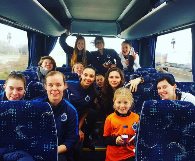 Het vrouwenteam van Club in de bus op weg naar de Ardennen! Foto - (c) Pedro Geeraert