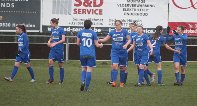 Selina Gijsbrechts, helemaal rechts op de foto, heeft het enige doelpunt van de wedstrijd gescoord tegen KSK Heist. Ladies Genk doet nog mee in de strijd voor de play-offs! Foto - Paul Dijkmans