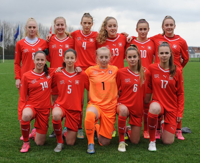 Zwitserland U17 vlak voor de aftrap van het tweede oefenduel in Tubeke tegen België. Foto - Dirk Vuylsteke