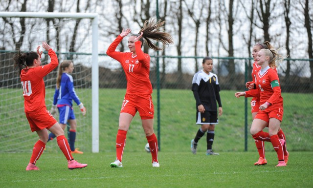 Zwitserland juicht met Géraldine Reuteler (14) en Eline Schuling (17) na de eerste aanval die meteen succesvol was! Foto - Dirk Vuylsteke