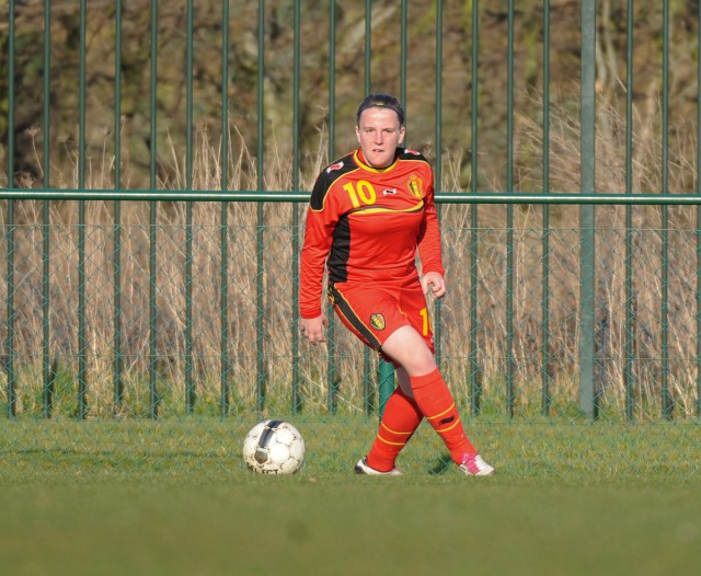 Lucinda Michez, hier nog aan de bal bij de Belgian Red Flames U19, lukte een doelpunt vanop de stip voor Kontich! Foto - Dirk Vuylsteke