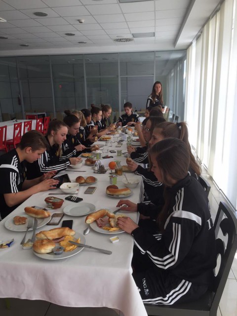 De Belgian Red Flames U17 aan het eten in Servië! Foto - (c) SF