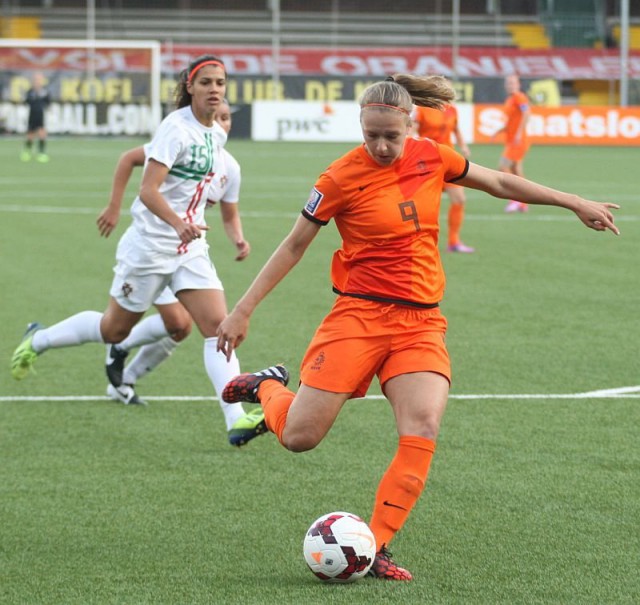 Vivianne Miedema scoorde voor Oranje maar zag het ticket voor Rio met haar laatste schot aan de horizon verdwijnen. Foto - Paul Dijkmans