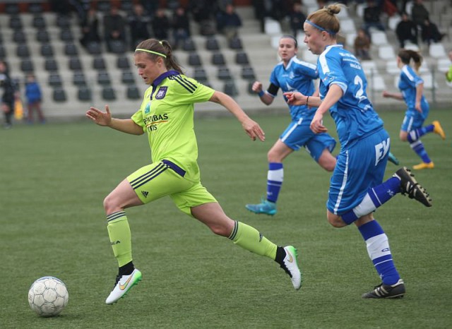 Anaëlle Wiard ontsnapt op bezoek bij KAA Gent Ladies dat ook straks in de play-offs in de achtervolging moet op Standard, Lierse en RSC Anderlecht. Foto - Paul Dijkmans