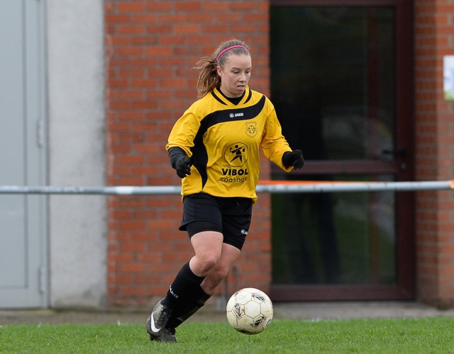 Ellen Stichelbaut, hier aan de bal voor Dames VK Egem, was de matchwinnaar op bezoek bij het beloftenteam van Ladies Genk. Foto - David Catry