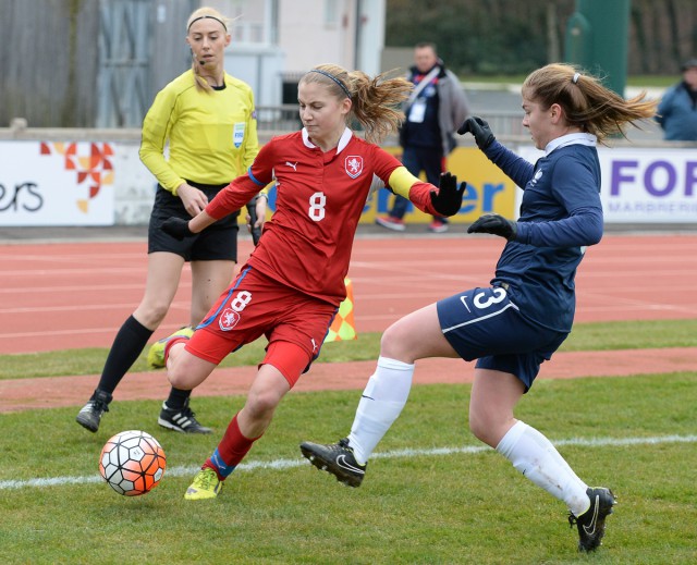 De Tsjechische Kamila Dubcova aan de bal voor Tsjechië tegen Frankrijk met  hier Charlotte Rebours in het Franse Flers. Foto - David Catry
