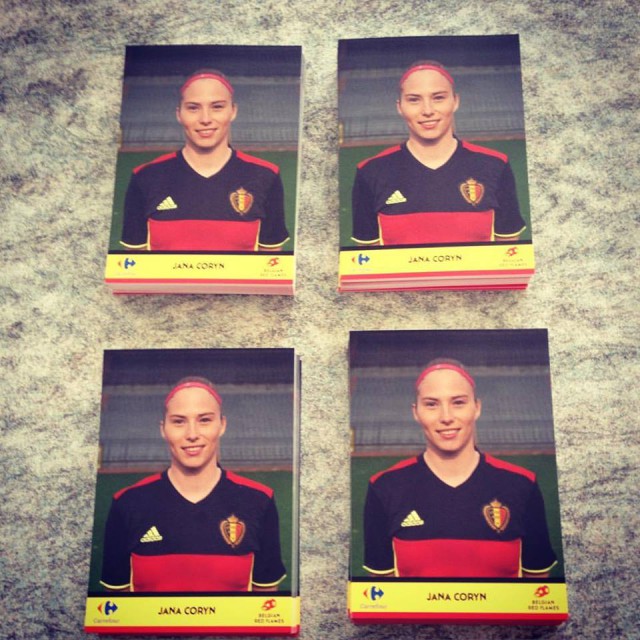 De handtekeningenkaartjes van Belgian Red Flame en topscorer in de Super League Jana Coryn! Foto - (c) JC