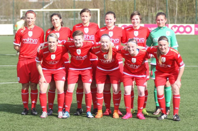 Het beloftenteam van Standard voor de aftrap tegen VC Dames Eendracht Aalst! Foto - Paul Dijkmans