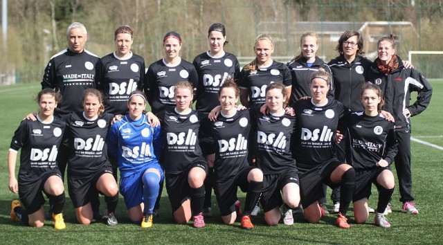 VC Dames Eendracht Aalst klaar voor de wedstrijd op bezoek bij leider Standard B. Foto - Paul Dijkmans