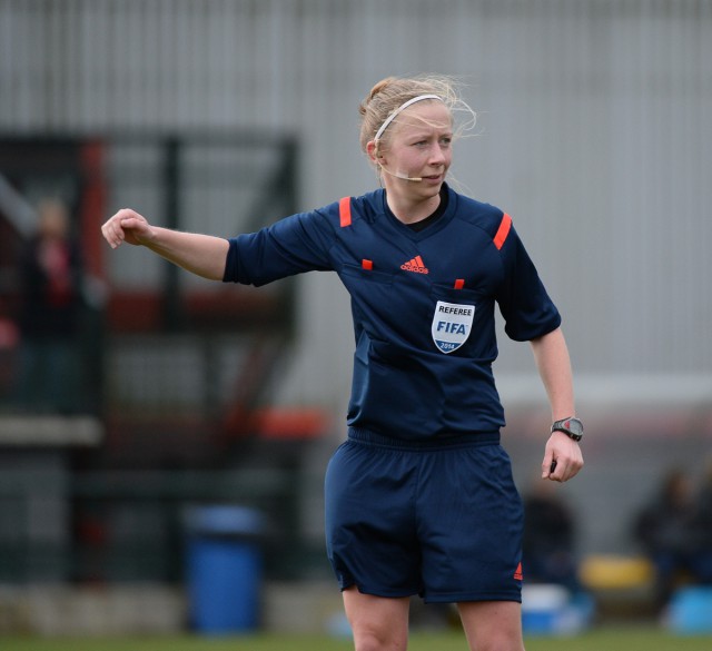 Lois Otte was vorig jaar nog vierde scheidsrechter voor de bekerfinale bij de vrouwen. Dit seizoen staat ze op het veld bij deze eindstrijd! Foto - David Catry