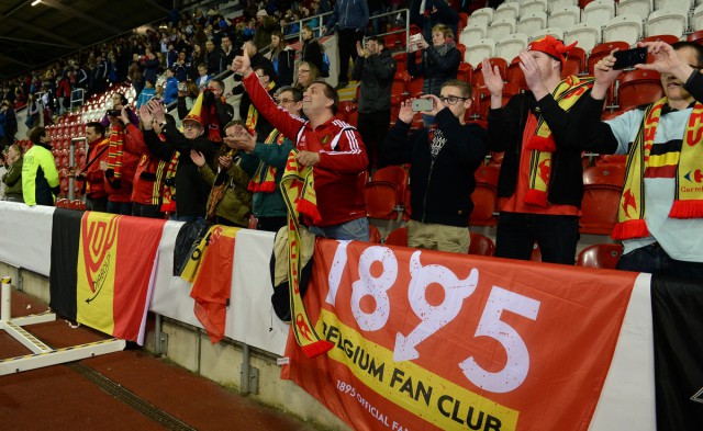 Enkele fans van de Belgian Red Flames in Rotherham voor het EK-kwalificatieduel Engeland-België! Foto - David Catry