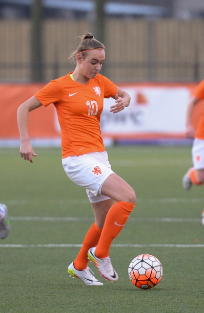 Jill Roord plaatste zich recent met de Nederlandse U19, hier is ze aan de bal in het duel tegen Tsjechië, voor het EK in Slovakije. Ze is voorlopig ook topschutter in de Nederlandse Eredivisie! Foto - Dirk Vuylsteke