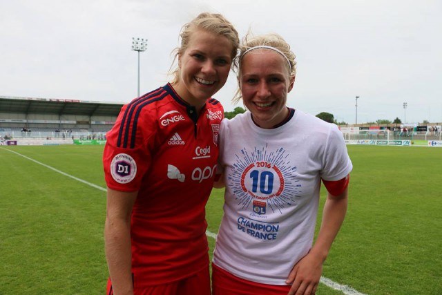 Ada Hegerberg met drie goals en Pauline Bremer (rechts) met één goal waren allebei succesvol in de winst van Lyon op bezoek bij Soyaux! Foto - (c) Maya Mans