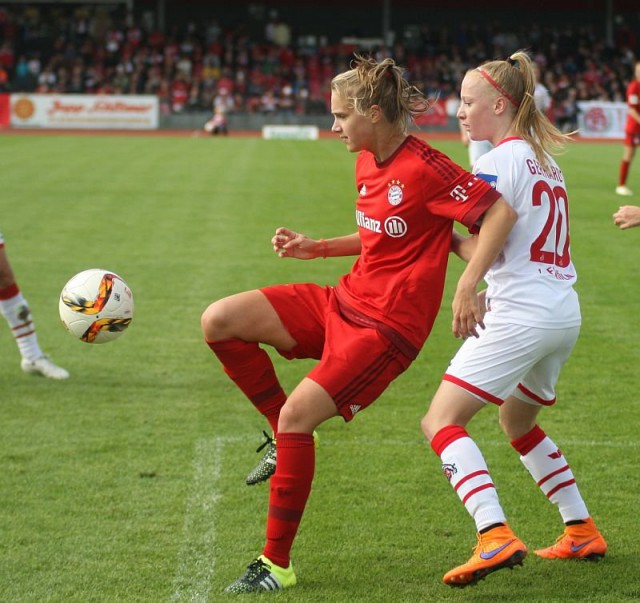 Vivianne Miedema, hier aan de bal in het duel op bezoek bij 1.FC Köln, bezorgde Bayern München de tweede Duitse titel op rij! Foto - Paul Dijkmans