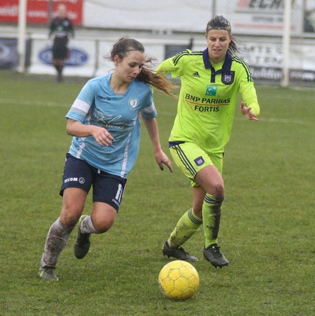 Frea De Keyser, hier aan de bal voor DVC Eva's Tienen tegen RSC Anderlecht (met Laura De Neve), maakte het winnende doelpunt op bezoek bij KSK Heist! Foto - Paul DIjkmans