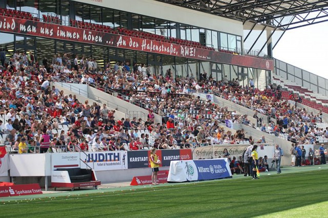 Veel volk in het stadion van SGS Essen voor het bezoek van de landskampioen! Foto - Paul Dijkmans