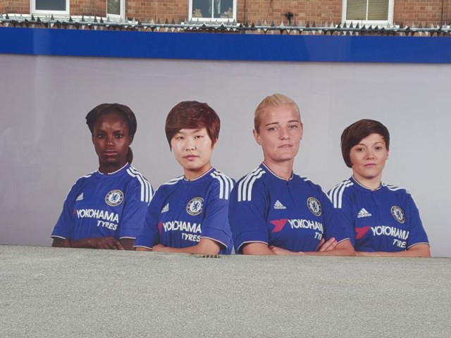 Vlakbij het stadion van Stamford Bridge: Eniola Aluko, So-Yun Ji, Katie Chapman en Fran Kirby. Foto - Paul Dijkmans