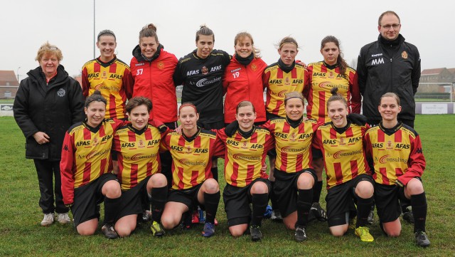 Het vrouwenteam van KV Mechelen, kampioen in derde klasse A en het team met de beste verdediging in de nationale reeksen van het Belgische vrouwenvoetbal 2015-16! Foto - Dirk Vuylsteke
