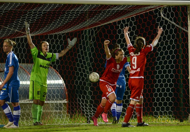 Standard opende zopas de score tegen KAA Gent Ladies! Een geldig doelpunt van Maud Coutereels zo oordeelde de scheidsrechter! Foto - David Catry