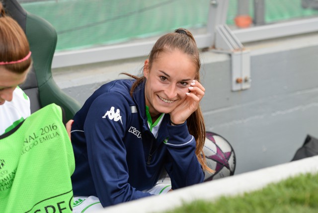 Tessa Wullaert probeert positief te blijven voor de aftrap op de bank bij haar club VfL Wolfsburg! Foto - Sportpix.be/David Catry