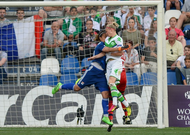 Alexandra Popp scoort de gelijkmaker voor VfL Wolfsburg op aangeven van Tessa Wullaert. Sarah Bouhaddi slaat naast de bal! Foto - Sportpix.be/David Catry