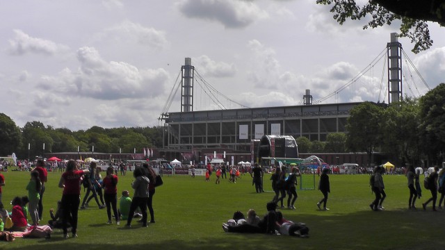 Het Rhein Energie Stadion van Keulen voor de grote finale met animatie en mini-wedstrijdjes in de vroege namiddag. Foto - MaMPict