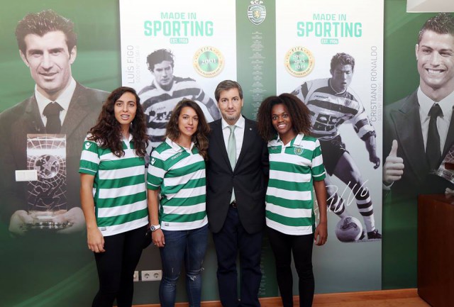 Solange Carvalhas, tweede van links, aan de zijde van voorzitter  Bruno de Carvalho en met ook nog twee andere nieuwkomers Fátima Pinto (links) en Diana Silva (rechts). Foto - (c) Sporting Clube de Portugal /www.sporting.pt/